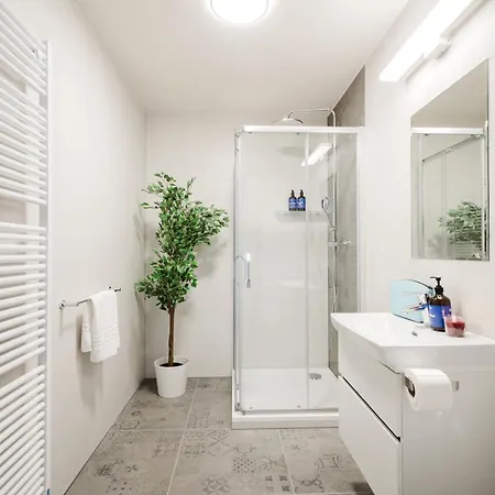 Days - Modern With Ac Near King's Park