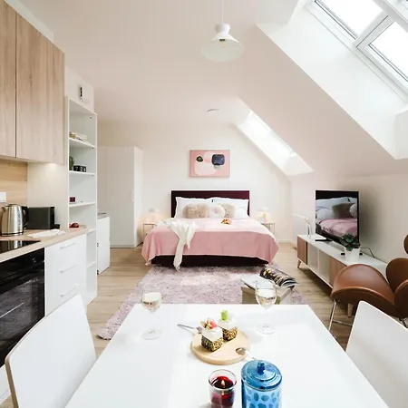 Days - Modern With Ac Near King's Park פראג