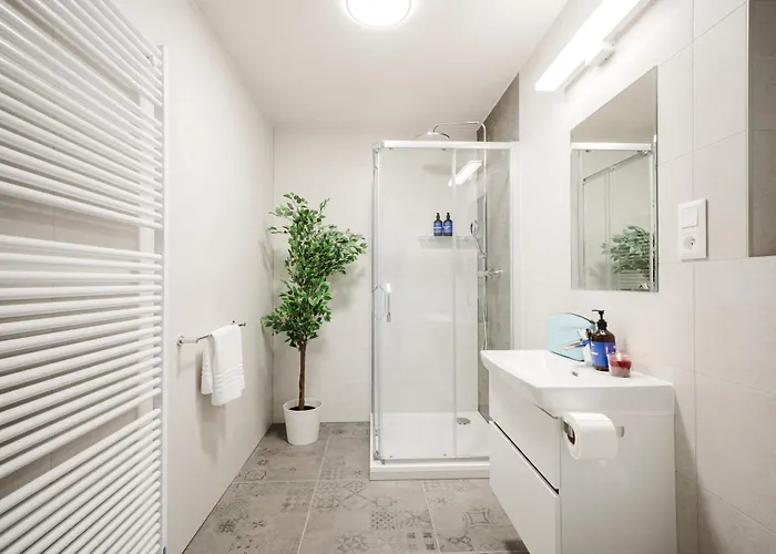 Days - Modern With Ac Near King's Park