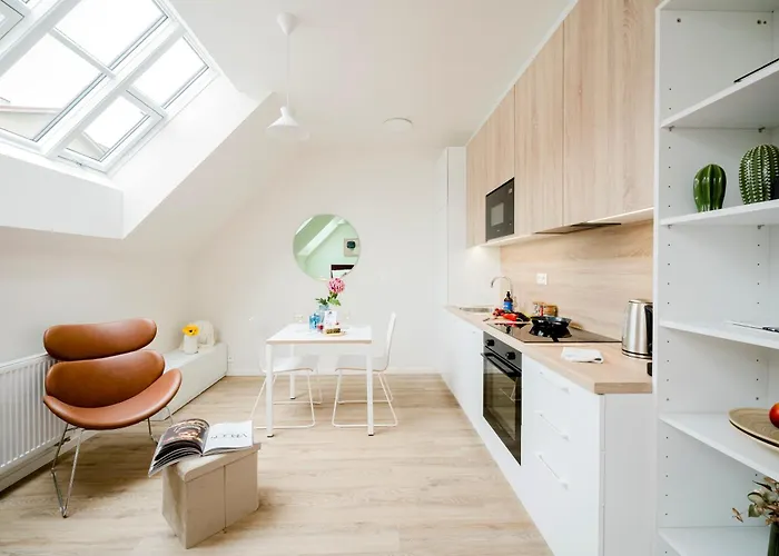 Days - Modern With Ac Near King's Park