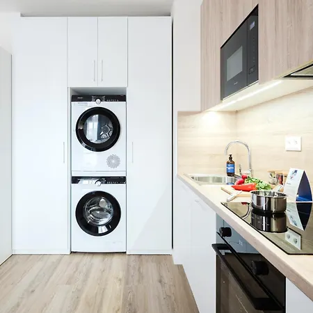 Days - Modern With Ac Near King's Park Prague